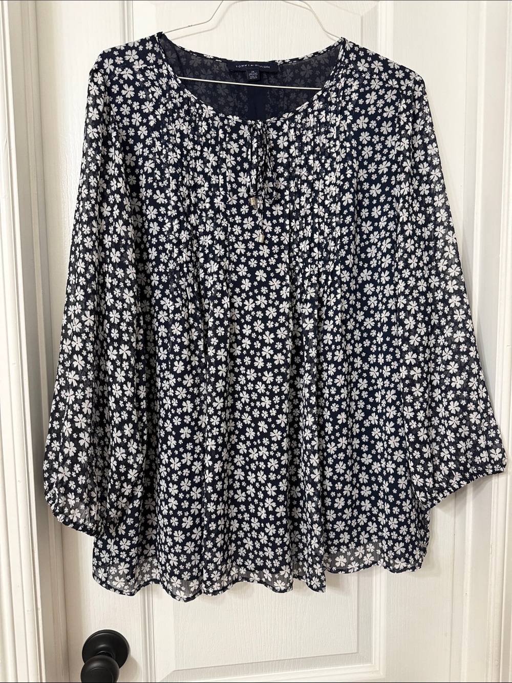 Tommy Hilfiger Women's Navy Blue & White Sheer Pintuck Floral Blouse Size 2X